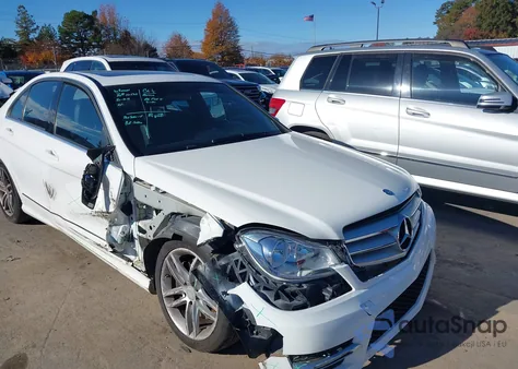 2013 Mercedes-Benz C 300 Luxury 4Matic/Sport 4Matic z USA, uszkodzony, nr VIN WDDGF8AB6DR289663